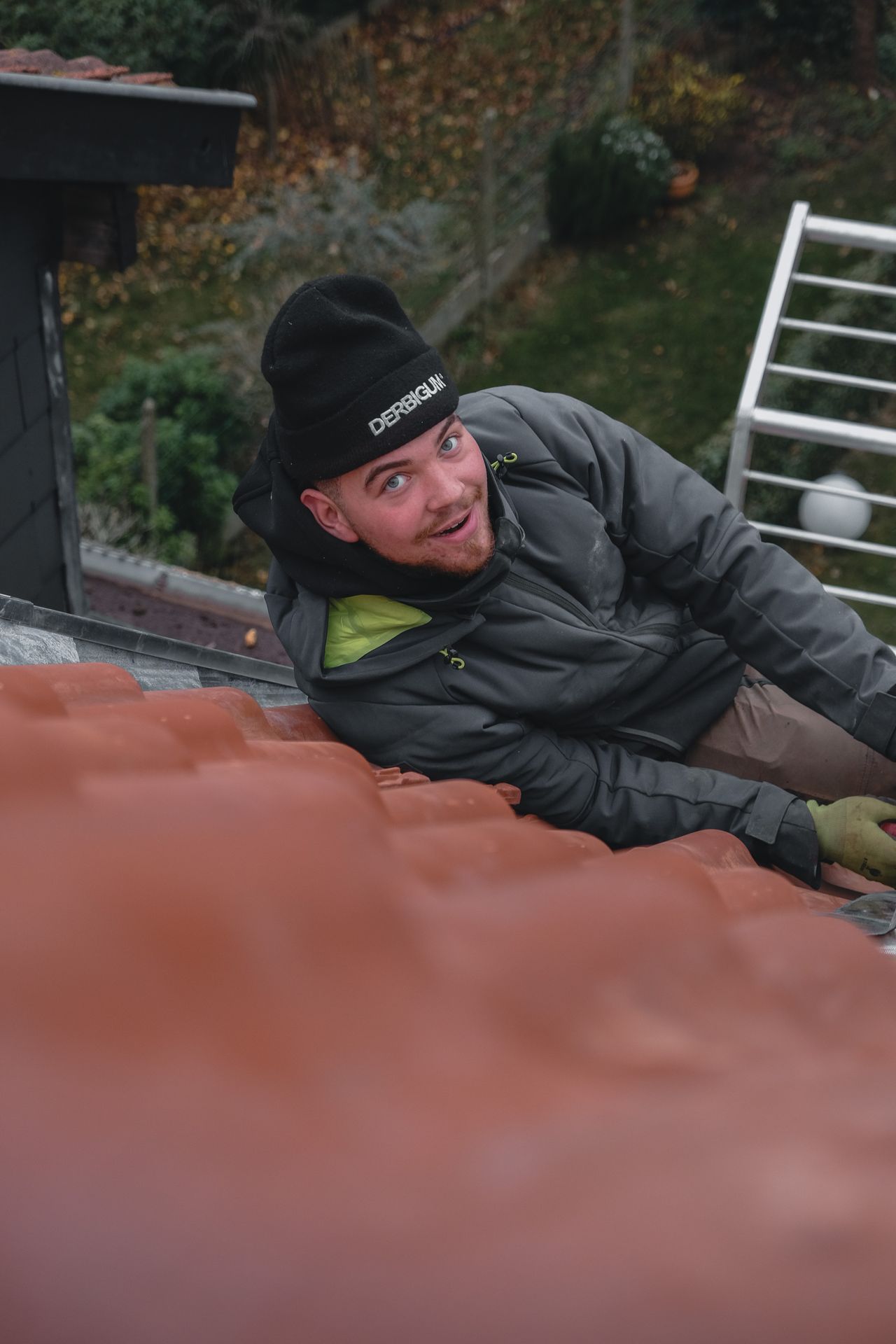 Owen Bernard, patron de BND Roofs, sur un chantier de toiture